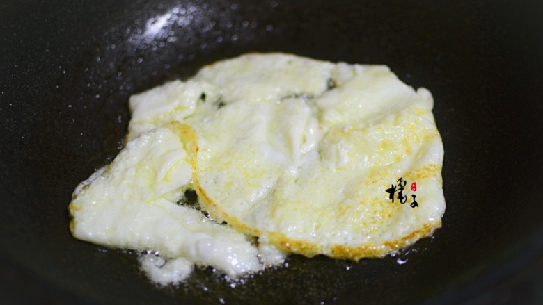 十味 木耳炒鸡蛋,油热加鸡蛋,炒出鸡蛋块