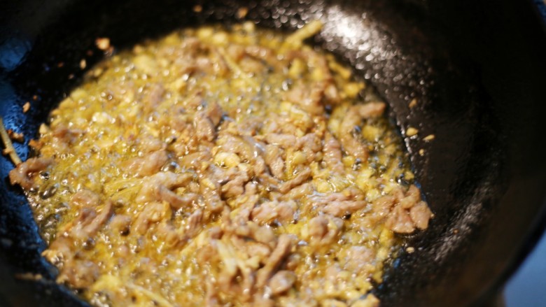 美食丨有了青豆炒肉末 一顿可以多吃两碗饭
,加入腌制好的肉翻炒至发白盛出。
