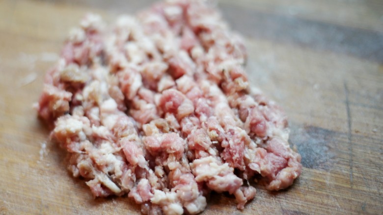 美食丨有了青豆炒肉末 一顿可以多吃两碗饭
,肉切末后加生抽,料酒,盐腌制。