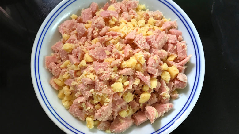 芝士香肠包子,在面团发酵的时候准备馅料,把干乳酪掰碎,<a style='color:red;display:inline-block;' href='/shicai/ 425'>香肠</a>切小粒,然后再把两样材料拌匀后备用。