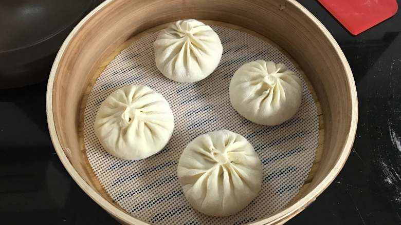 芝士香肠包子,做好后码入蒸笼,饧上10分钟。