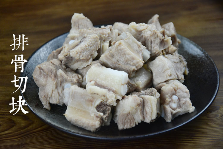 土豆烧排骨,将剁成小块的猪<a style='color:red;display:inline-block;' href='/shicai/ 434'>排骨</a>用沸水焯变色，洗去血沫待用；
