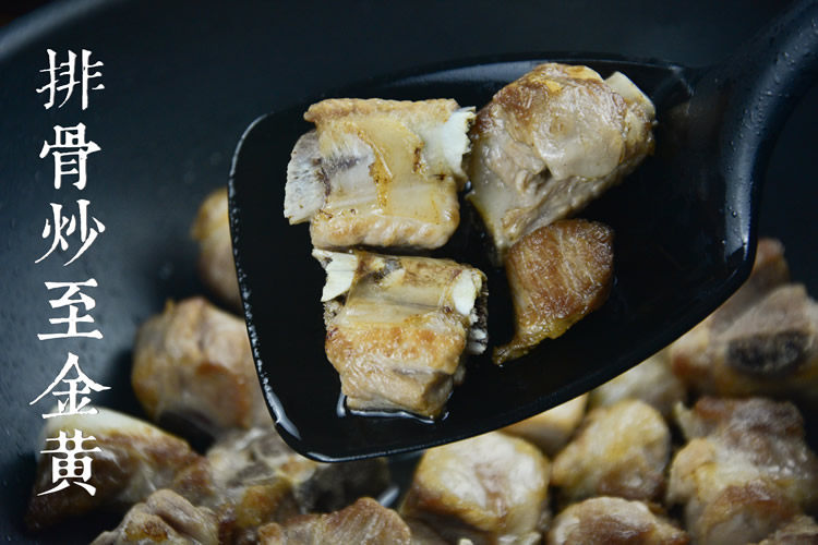 土豆烧排骨,起锅热油，放入焯过水的排骨炒至金黄；
