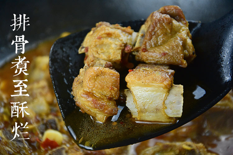 土豆烧排骨,加入适量开水（没过排骨），烧开，加入<a style='color:red;display:inline-block;' href='/shicai/ 695'>八角</a>和<a style='color:red;display:inline-block;' href='/shicai/ 700'>花椒</a>，加盖转小火烧20分钟至排骨酥烂；