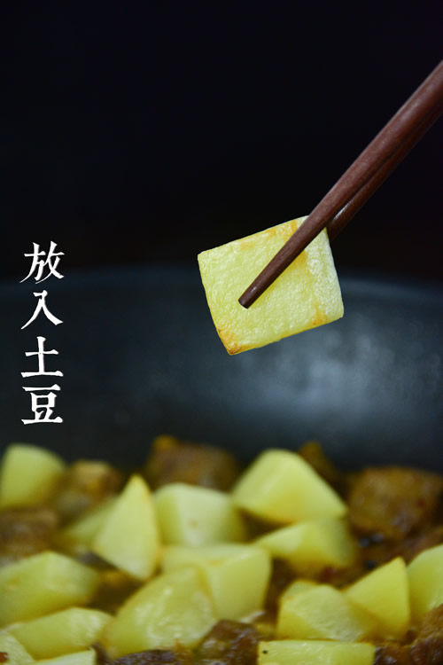 土豆烧排骨,加入煎黄的土豆块，烧5分钟至汤汁收干，用盐、糖、<a style='color:red;display:inline-block;' href='/shicai/ 721'>蚝油</a>调味即可。