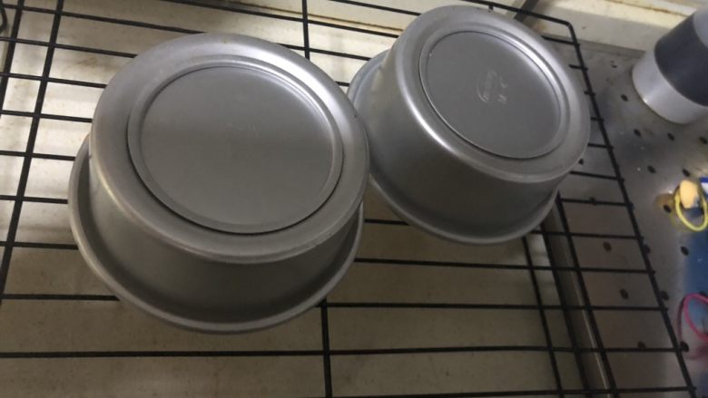 带你体验不一样的戚风蛋糕——橘汁姜味小戚风蛋糕,出炉带扣晾凉。