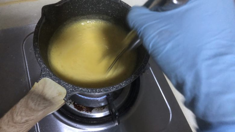 带你体验不一样的戚风蛋糕——橘汁姜味小戚风蛋糕,中火煮至粘稠浆糊状。离火,将锅置于冰水(事先准备)继续搅拌至凉。