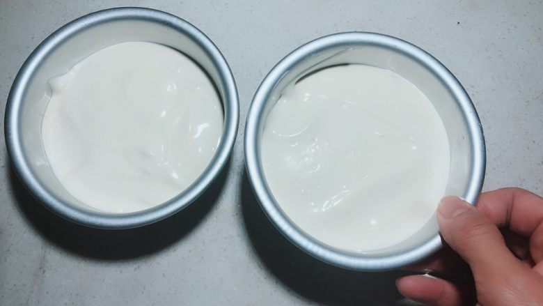 带你体验不一样的戚风蛋糕——橘汁姜味小戚风蛋糕,入模具轻震出泡,入烤箱上,上下火160度烤制20分钟。