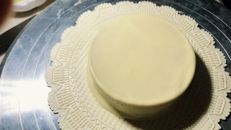 带你体验不一样的戚风蛋糕——橘汁姜味小戚风蛋糕,用调好的卡士达酱给蛋糕抹好面后,酱蛋糕置于并冰箱冷藏一会。