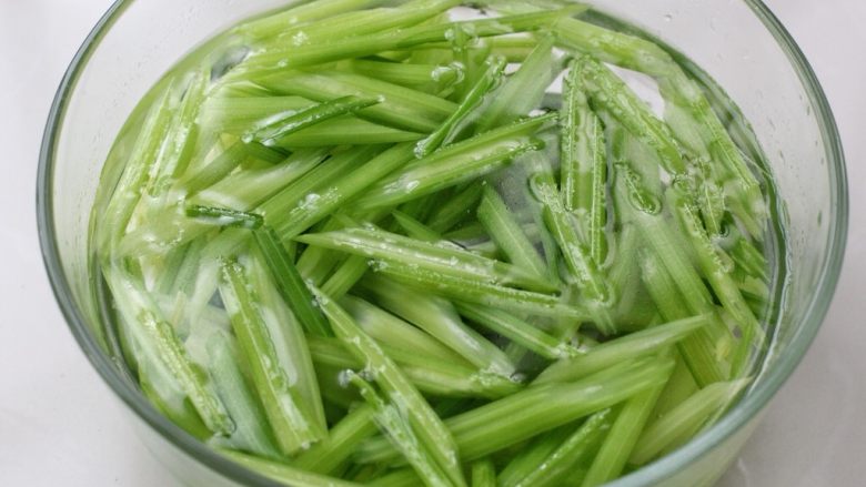 腰果炝芹菜,捞出过凉水后放入冷水中浸泡,这样可以使口感更加脆嫩
