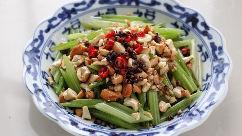 腰果炝芹菜,再把热油连同花椒粒一同淋到小米椒上榨出香味,食用前拌一拌就可以了