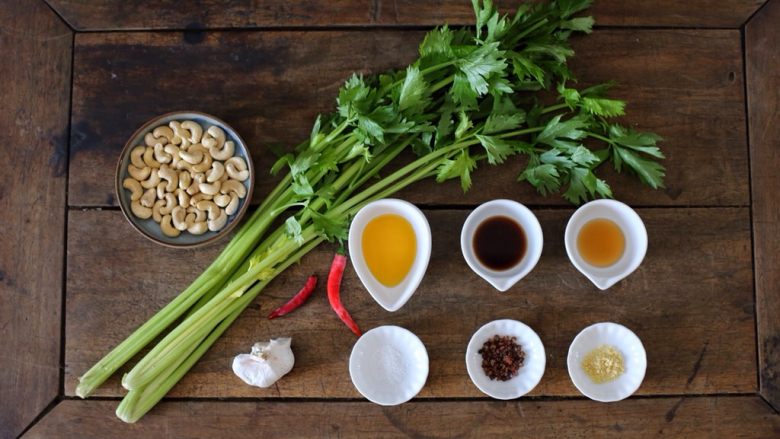 腰果炝芹菜,准备好所需食材