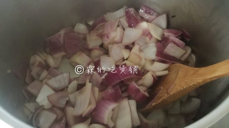 红烩牛腩,起油锅,先把洋葱块煸香