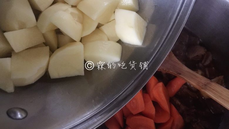 红烩牛腩,同时记得长一下味道，有什么不够的，可以及时添加