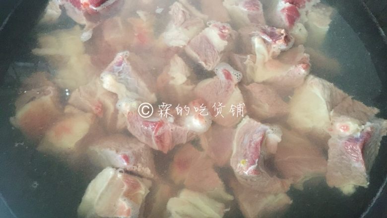 红烩牛腩,水烧开,先把牛腩出血水