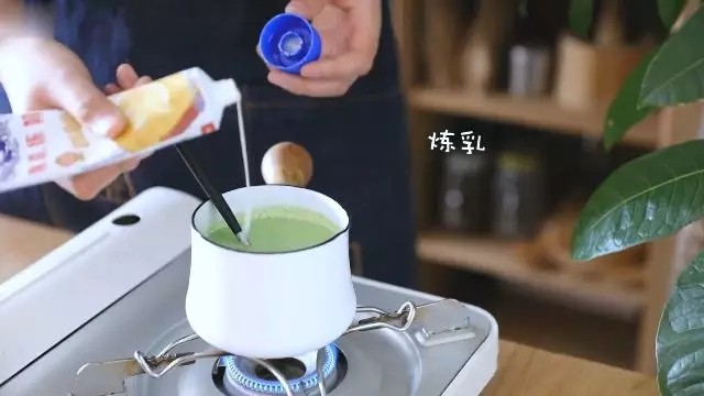自制奶盖茶,煮至温热,加入适量的<a style='color:red;display:inline-block;' href='/shicai/ 893'>炼乳</a>和糖。