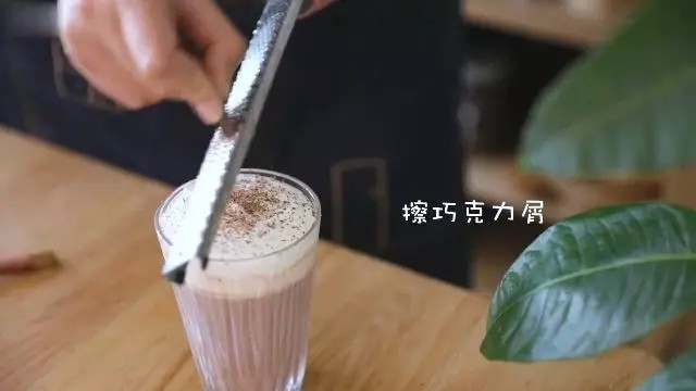 自制奶盖茶,筛上抹茶粉和巧克力屑,完成!!