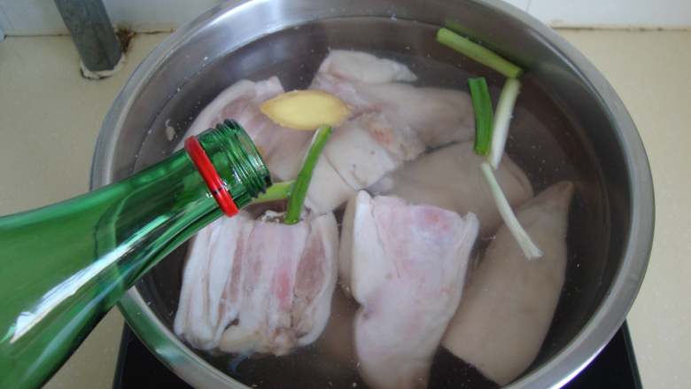 湘味卤猪手,<a style='color:red;display:inline-block;' href='/shicai/ 413'>猪蹄</a>洗净,加葱姜、白酒两瓶盖焯水