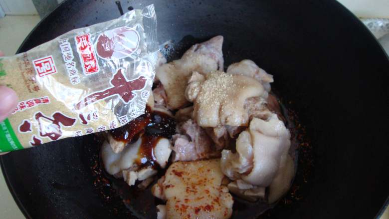 湘味卤猪手,放入猪蹄,加蚝油、酱油、十三香、胡椒粉炒匀