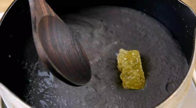 原来自制黑芝麻糊就是这么简单,省钱又省力,再也不用花钱买,打匀后倒入锅中,加入冰糖,开中火搅拌至融化