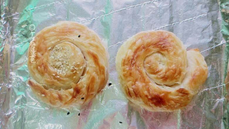 十味 快手版油酥饼,预热烤箱，200度，10分钟，烤制的过程中观察表面上色。
