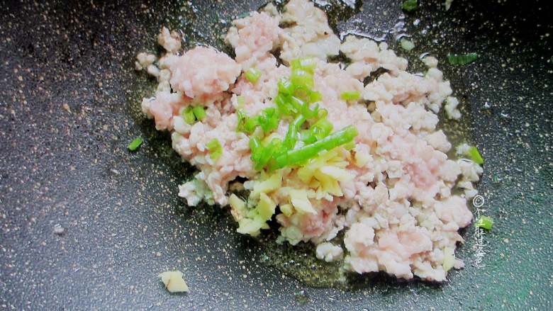 十味 浇汁黄金蛋饺,锅中倒入油,五成热时放入姜末和葱沫,煸出香味后放入肉馅,迅速炒散至肉变色变熟