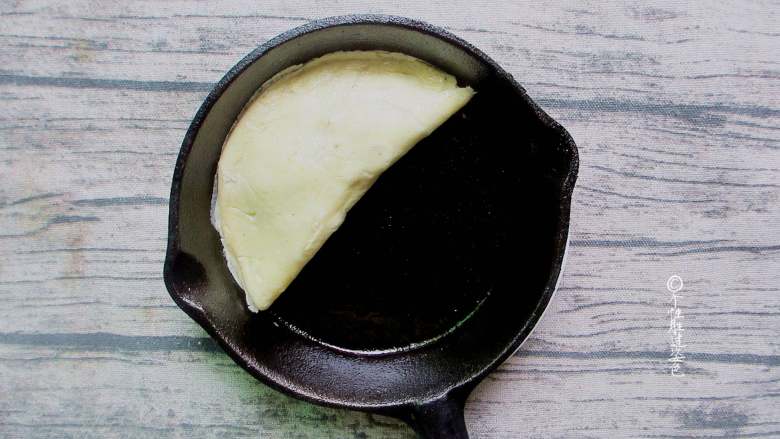十味 浇汁黄金蛋饺,对折后粘紧边缘处, 翻面稍煎即可,颜色金黄的蛋饺就做好了