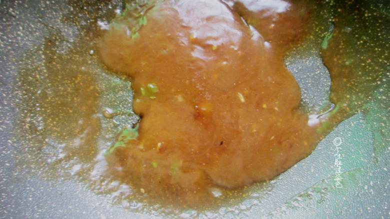十味 浇汁黄金蛋饺,生抽、蚝油、蒸鱼豉油混合加少许清水调匀备用,倒入酱汁煮开后关火,将煮好的酱汁浇在蛋饺上即可