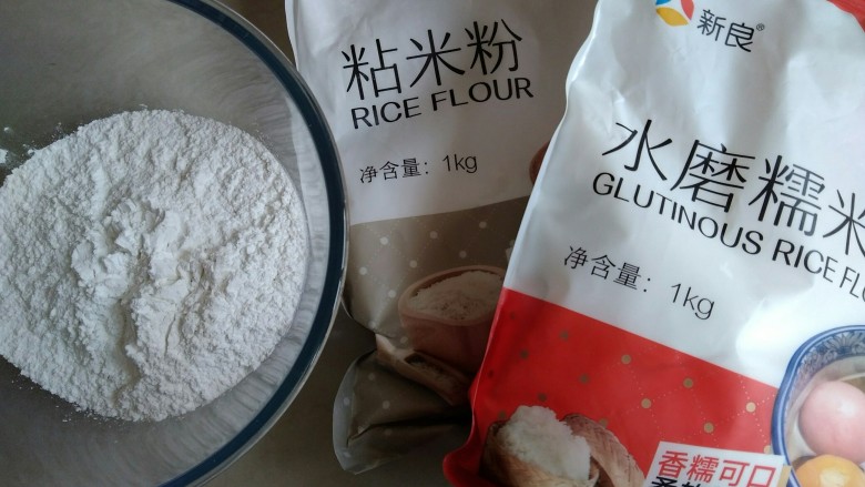 重阳糕,糯米粉,<a style='color:red;display:inline-block;' href='/shicai/ 7127'>粘米粉</a>和糖粉混合均匀。