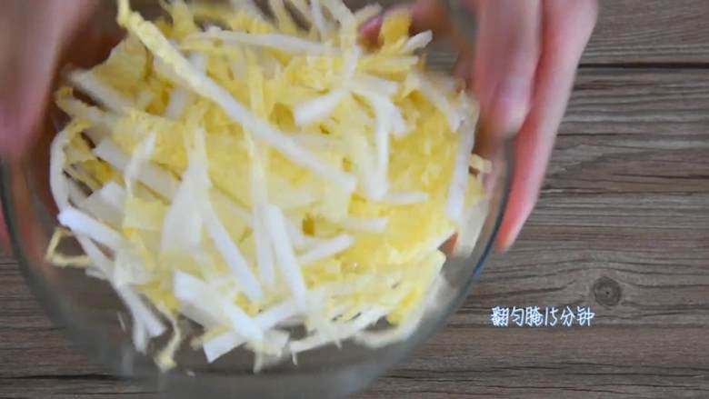 香煎五花肉,加入盐1勺,翻匀腌15分钟。
