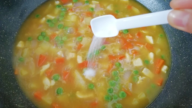 咖喱鸡肉饭, 放盐调味,小火煮5分钟左右。