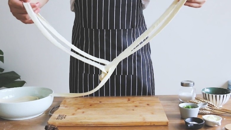 油泼面 Youpo Noodle,将面拉到适量长度,从面痕中间把面撕开。(Pull the dough to just the right length and tear it apart from the middle.)