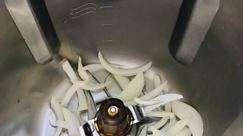 南瓜🎃浓汤,加入油 洋葱
设置:2分钟115度L档 爆香