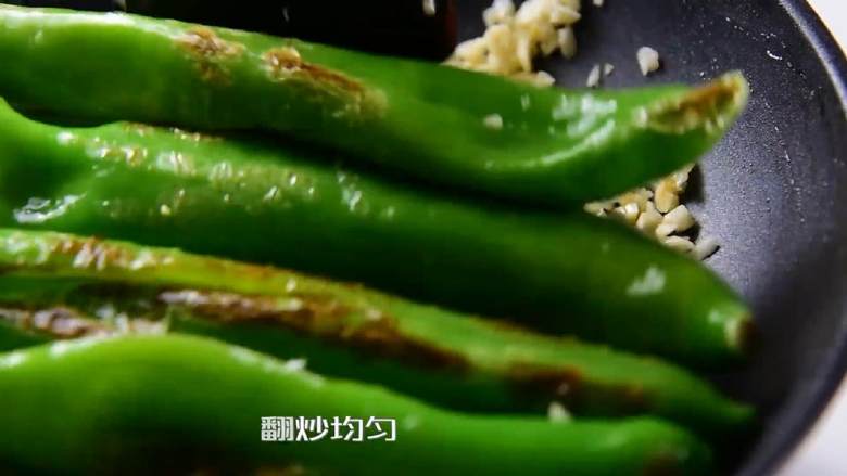 虎皮尖椒的家常做法,一学就会,尖椒和蒜末一起翻炒均匀
