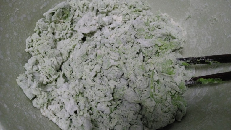 皮菜羊肉大葱饺子,皮菜加入清水料理机榨汁,倒入面粉中搅拌成絮状。