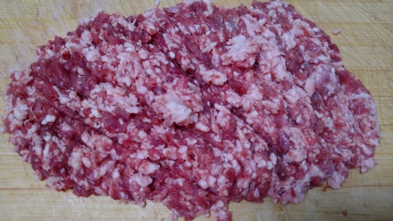皮菜羊肉大葱饺子,<a style='color:red;display:inline-block;' href='/shicai/ 329'>羊肉</a>用刀剁碎,这样更接人气 ,口感更好。