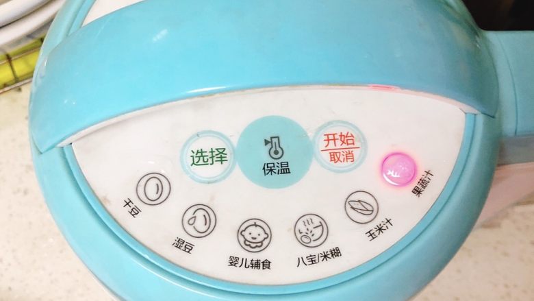 无添加自制黑豆豆腐➕葱油豆腐,选择“果蔬汁”功能,绞4遍,使豆子绞的更加细腻,做出来的豆腐更嫩一些。