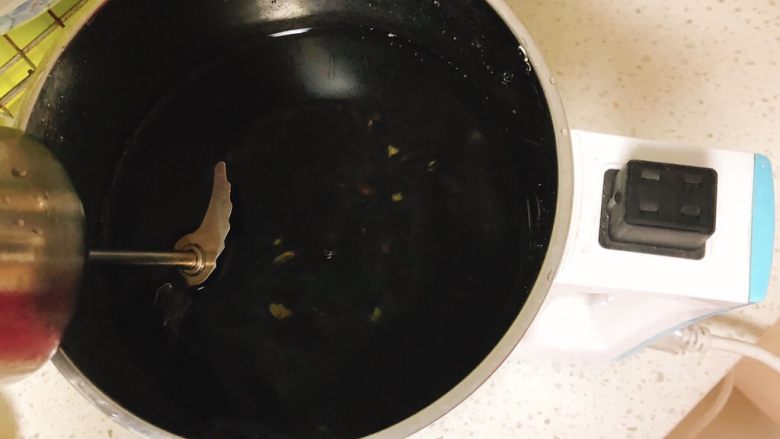 无添加自制黑豆豆腐➕葱油豆腐,豆子完全泡开后洗干净放入豆浆机,加入1.2升的水。