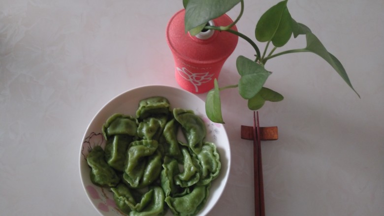 皮菜羊肉大葱饺子,开吃了~好吃。
