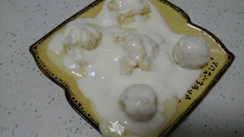 酸奶果干土豆泥,挤入盘中,剩下的酸奶淋在土豆泥上。