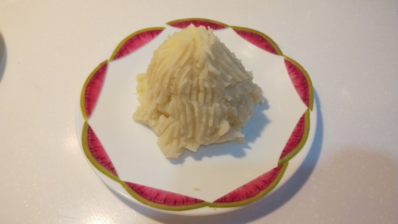 新文美食 火山爆发,用钢叉整理成型。