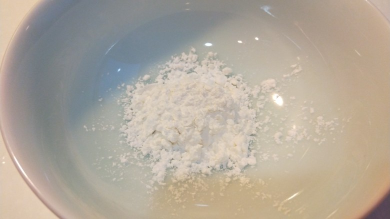 新文美食 火山爆发,加入一勺淀粉,加适量水调均匀备用。