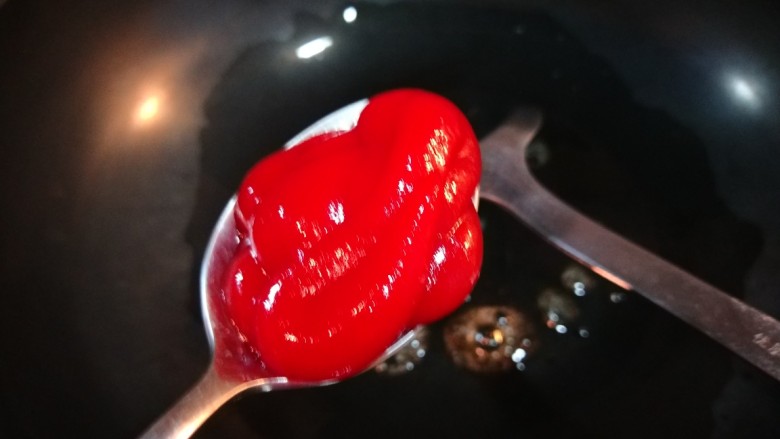 新文美食 火山爆发,加入两勺<a style='color:red;display:inline-block;' href='/shicai/ 699'>番茄酱</a>。
