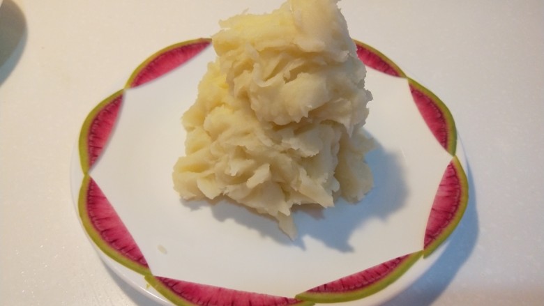 新文美食 火山爆发,把土豆泥放入盘中中间。