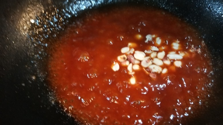 新文美食 火山爆发,出锅放入熟花生米。