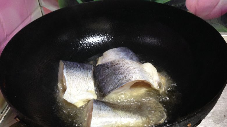 胖头鱼炖豆腐,
锅内加油烧热,分次下入鱼块