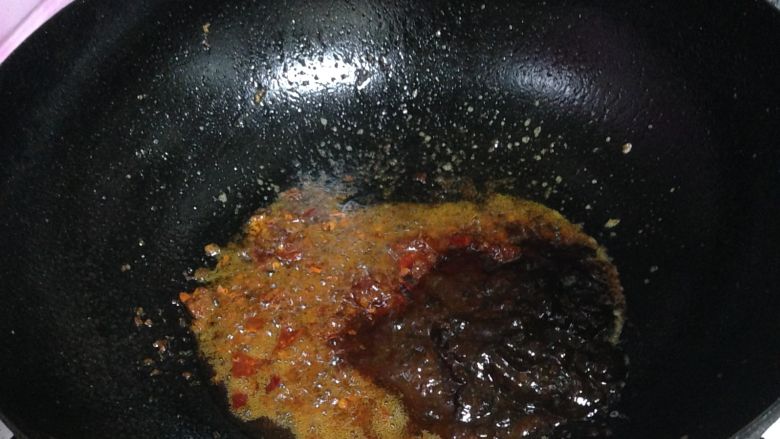 胖头鱼炖豆腐,
再倒入<a style='color:red;display:inline-block;' href='/shicai/ 4510'>黄豆酱</a>炒出香味