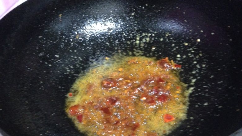 胖头鱼炖豆腐,锅内留适量底油,先下入<a style='color:red;display:inline-block;' href='/shicai/ 46964'>郫县豆瓣酱</a>炒出红油