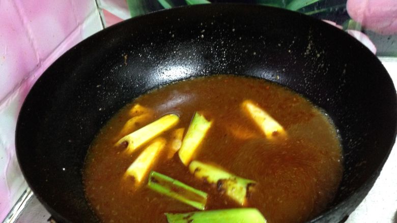 胖头鱼炖豆腐,
倒入热水煮开