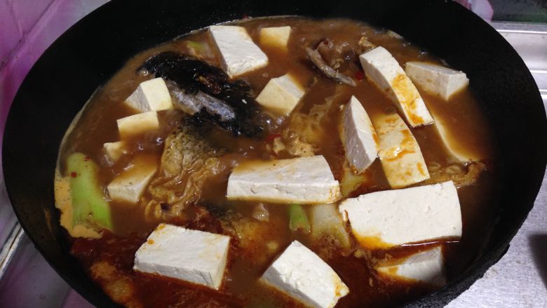 胖头鱼炖豆腐,
加入料酒、<a style='color:red;display:inline-block;' href='/shicai/ 3746'>大料</a>、花椒、豆腐块煮10分钟后，加入盐、<a style='color:red;display:inline-block;' href='/shicai/ 10588'>糖</a>调味小火再炖煮入味即可